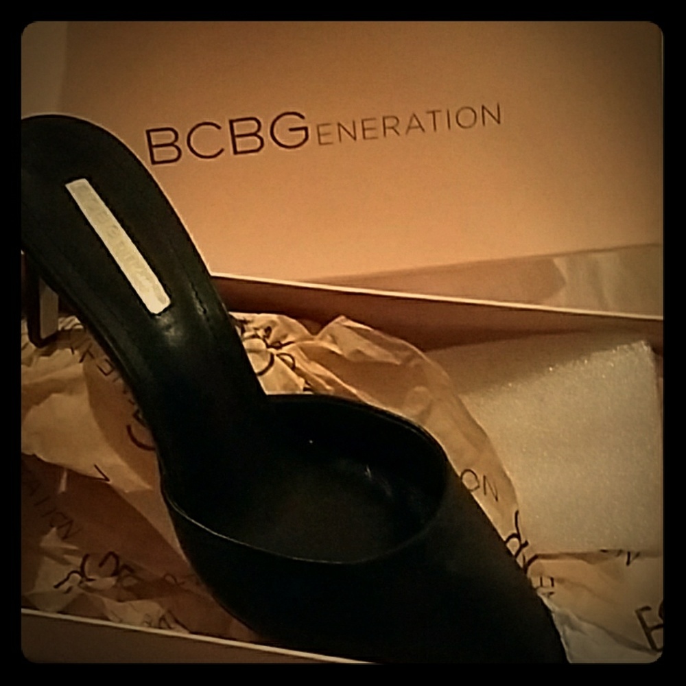 BCBG sz 8 black heels